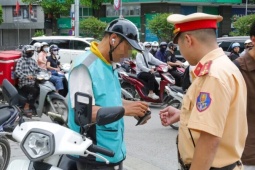 Ra đường vi phạm điều này, nhiều người đi xe máy bị phạt đến 1.000.000 đồng