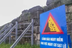 'Chống nạng' sắt cứu thành đá hơn 600 trăm năm tuổi