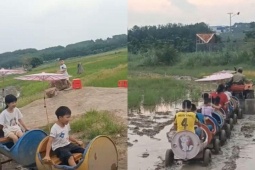 Clip 'khối nghỉ hè' ngồi đoàn tàu tự chế chơi ngoài ruộng khiến dân mạng mê tít