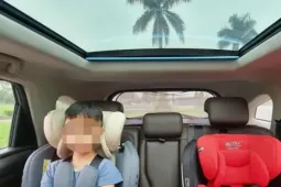 Vì sao trẻ em không nên ngồi trong lòng bố mẹ khi đi ôtô?