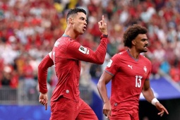 Báo quốc tế ngưỡng mộ Ronaldo gừng càng già càng cay, ca ngợi bàn thắng "IQ 200"