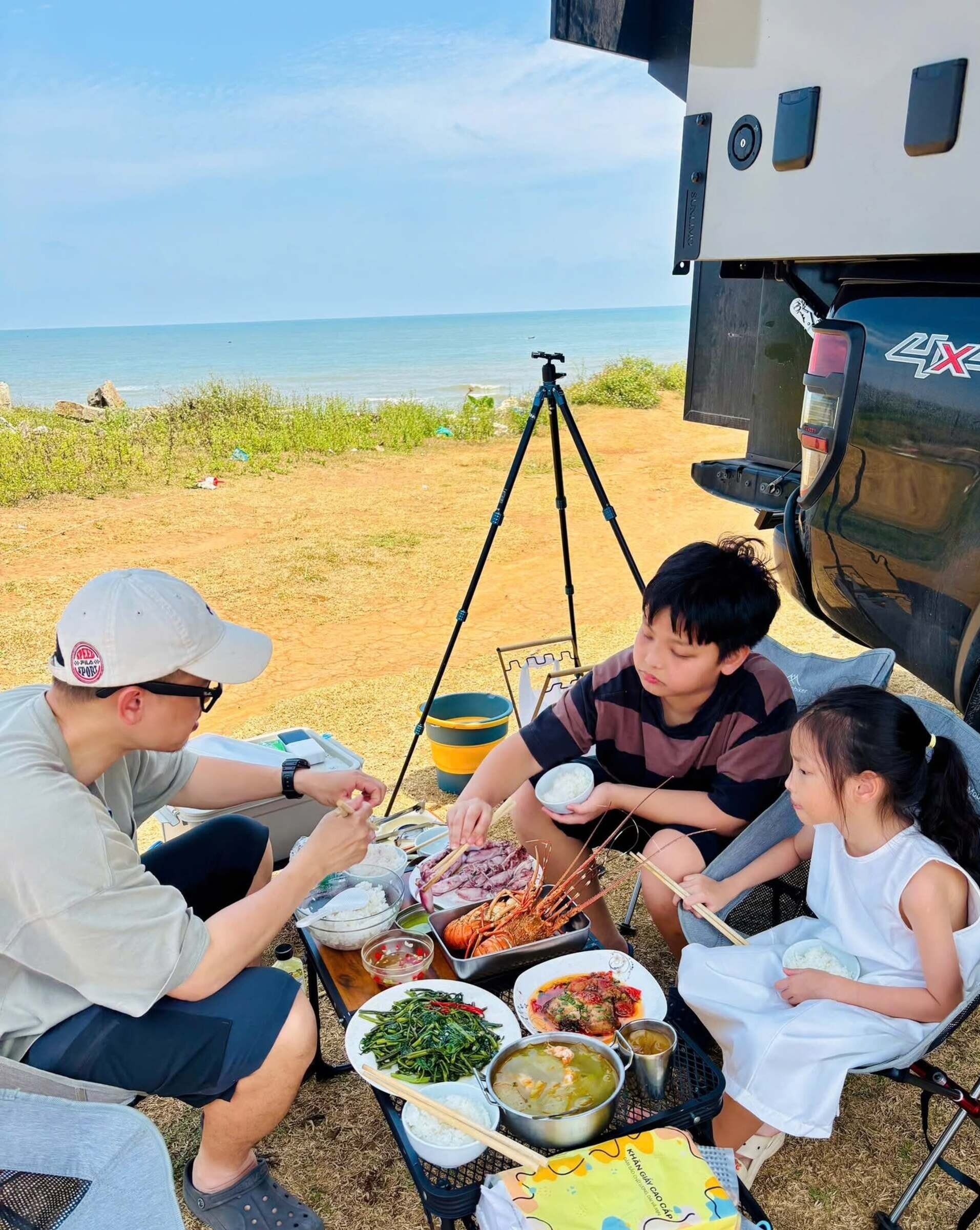 Bữa trưa no nê, ngon miệng với tôm hùm hấp của gia đình Hà Nội
