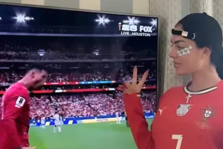 Bạn gái ăn mừng bàn thắng của Ronaldo