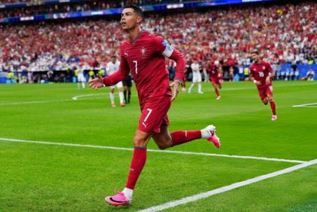 Video bóng đá Bồ Đào Nha - Uzbekistan: Đỉnh cao Ronaldo, ngất ngây "đại tiệc" (World Cup)