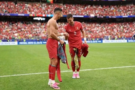 Tin nóng bóng đá World Cup 24/6: Dalot đổi áo đấu với Ronaldo