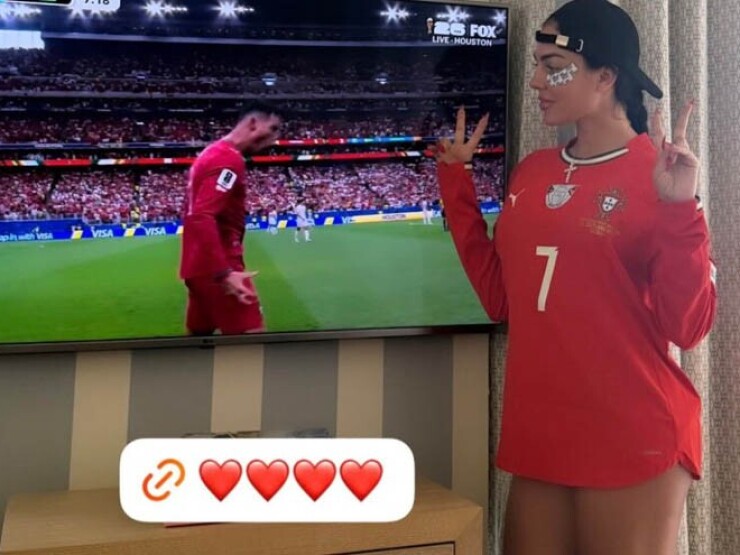 Bạn gái Ronaldo như “không mặc quần“ cổ vũ CR7 & Bồ Đào Nha thắng trận World Cup