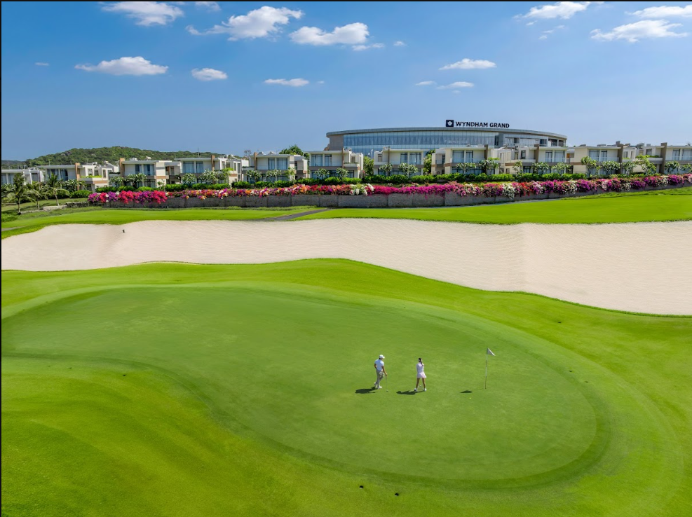 Du khách tận hưởng trải nghiệm tại sân golf chuẩn quốc tế bên vịnh biển