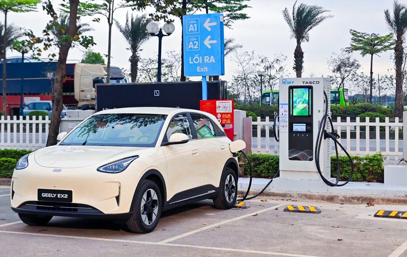 Việc tích hợp sâu vào hệ sinh thái của Tasco Auto với mạng lưới trạm sạc đang liên tục mở rộng và sự cộng hưởng hạ tầng từ các đối tác lớn như Ford, ESKY giúp người dùng EX2 xóa tan nỗi lo phạm vi hoạt động.