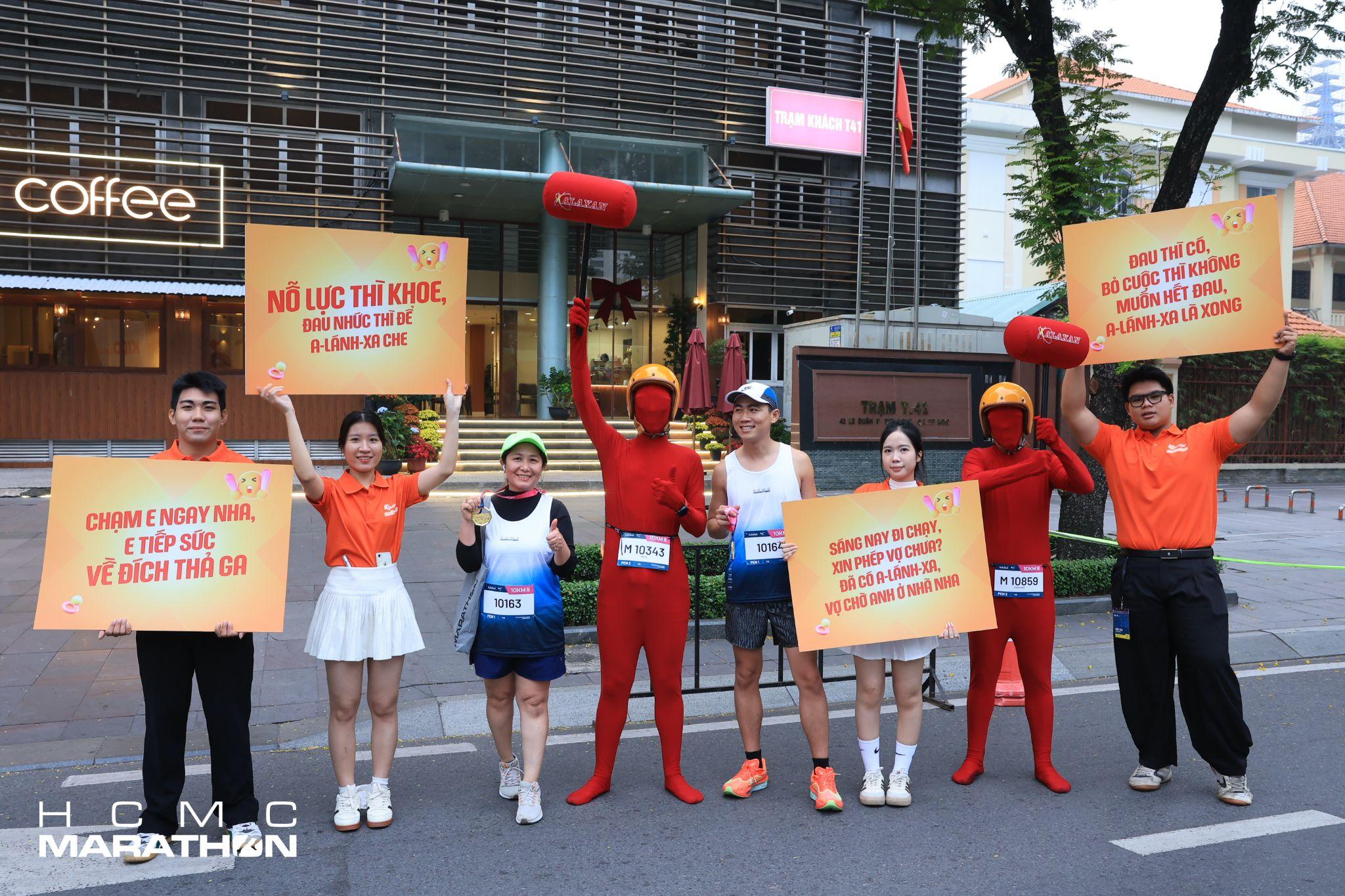 Đội cổ vũ runner về đích tại cuộc thi HCMC Marathon 2026