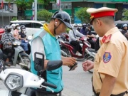 Ra đường vi phạm điều này, nhiều người đi xe máy bị phạt đến 1.000.000 đồng