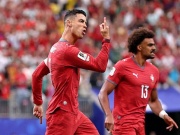 Báo quốc tế ngưỡng mộ Ronaldo gừng càng già càng cay, ca ngợi bàn thắng "IQ 200"