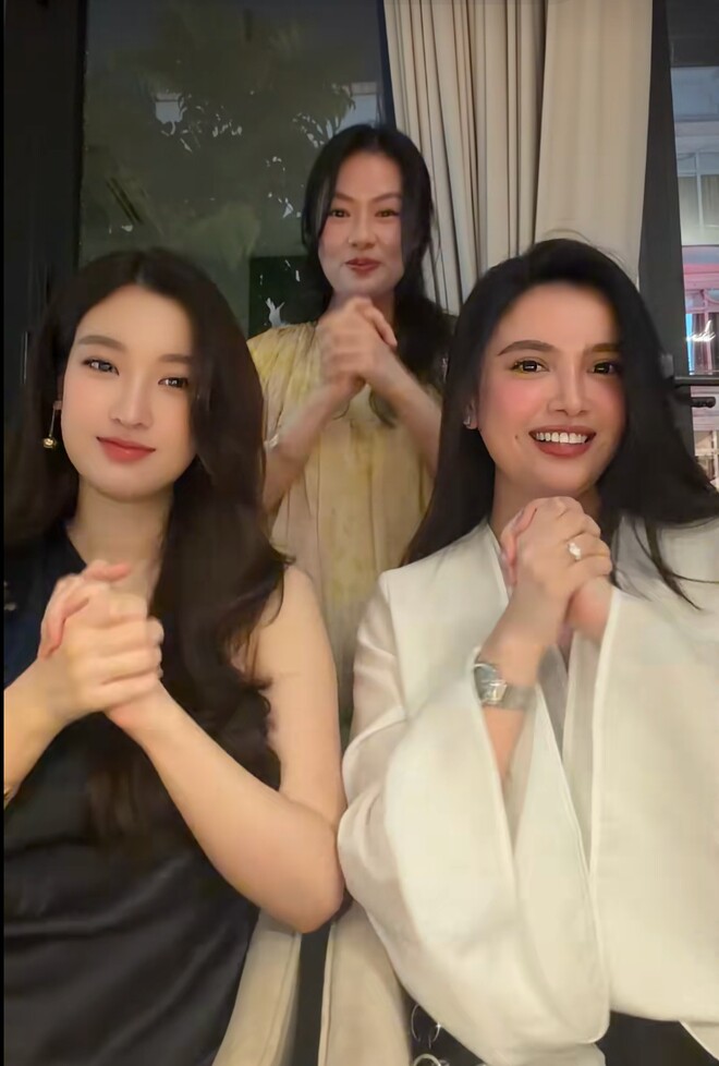 Nàng hậu diện đầm lụa đơn giản đi ăn tối với bạn bè. Đây là một trong số ít lần Đỗ Mỹ Linh lộ diện sau khi sinh con thứ hai cho chồng doanh nhân.&nbsp;