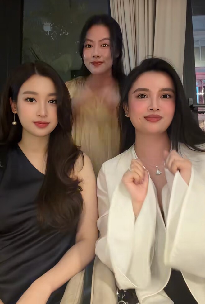 Nàng hậu diện đầm lụa đơn giản đi ăn tối với bạn bè. Đây là một trong số ít lần Đỗ Mỹ Linh lộ diện sau khi sinh con thứ hai cho chồng doanh nhân.&nbsp;