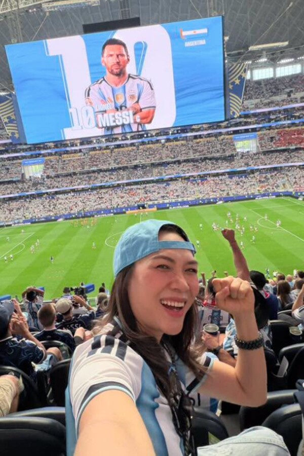 Không chỉ gây sốt khi sang Mỹ xem World Cup cổ vũ Messi, khán giả còn ngưỡng mộ làn da của Mỹ Tâm - 1