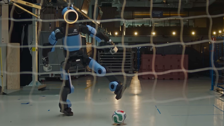Hình ảnh video robot trình diễn kĩ năng sút banh.