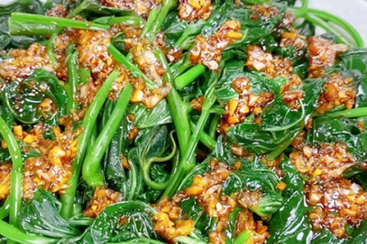 Loại rau ngọt hơn cải bó xôi, đậm dà hơn diếp xoăn, mọc đầy vườn xưa, làm cách này ngon hơn thịt