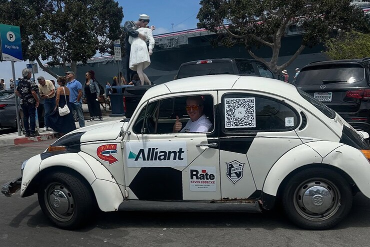 Volkswagen Beetle sơn hình quả bóng cùng chủ nhân xuyên nước Mỹ xem World Cup