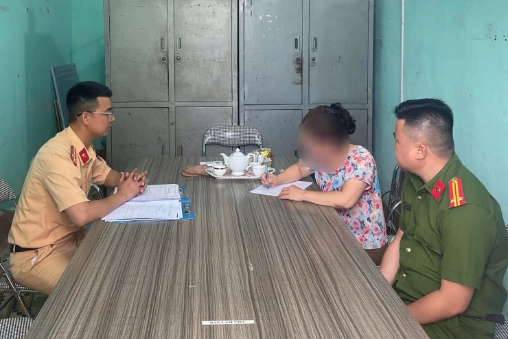 Bà L.T.L. bị lực lượng chức năng lập biên bản xử phạt. Ảnh: CACC