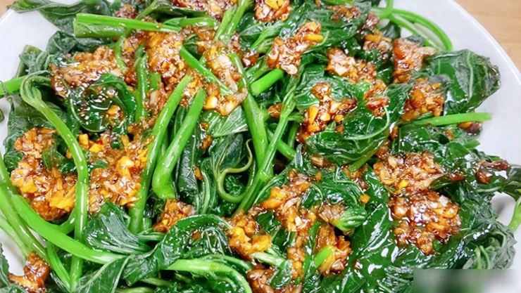 Loại rau ngọt hơn cải bó xôi, đậm dà hơn diếp xoăn, mọc đầy vườn xưa, làm cách này ngon hơn thịt - 1