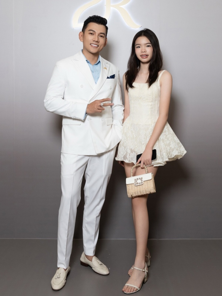 Con gái tuổi teen của Phương Trinh Jolie khoe chiều cao 1,7 m - 2