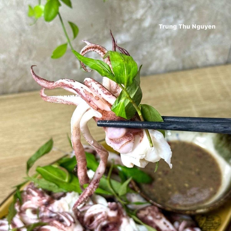 Loại rau gia vị mọc đầy bờ rào, hấp mực thơm phức, thanh ngọt, giữ trọn vị tươi của hải sản - 7