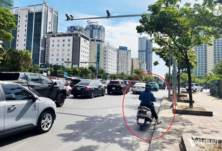 Việc dừng xe máy chờ đèn tín hiệu ở khu vực bóng mát cần gọn gàng, không được làm ảnh hưởng đến các phương tiện khác. Ảnh: Hoàng Hiệp