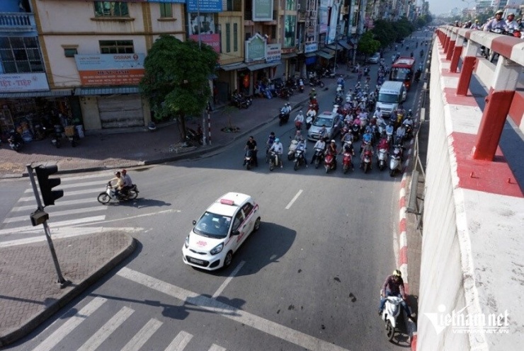 Nhiều người dừng chờ đèn không đúng vị trí quy định mà chọn chỗ râm mát gây ùn ứ cục bộ. Ảnh: Lê Anh Dũng