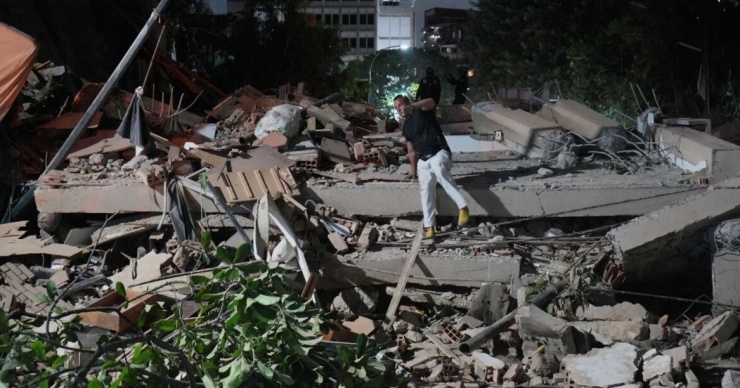 Theo Cơ quan Khảo sát Địa chất Mỹ (USGS), trận động đất đầu tiên ở Venezuela có độ lớn 7,1 xảy ra vào khoảng sau 18h, với tâm chấn nằm ở phía Tây thị trấn Morón, cách thủ đô Caracas khoảng 168 km về phía Tây. Tâm chấn nằm ở độ sâu khoảng 22 km.