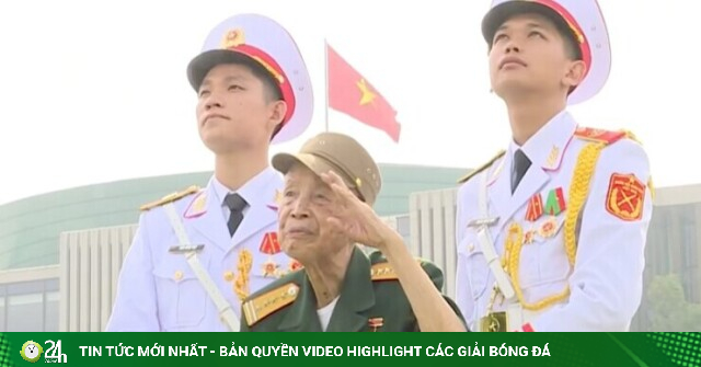 Anh hùng La Văn Cầu - vị Đại tá duy nhất chào điều lệnh bằng tay trái