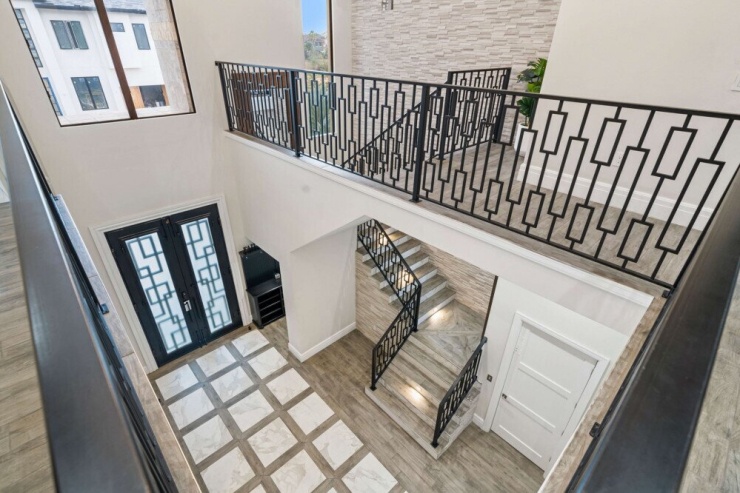 Mức thuê biệt thự được công bố là tối đa 3.370 euro, tức khoảng 102 triệu đồng một ngày. Giá trị bất động sản được ước tính khoảng 10,8 triệu bảng, tương đương 380 tỷ đồng.