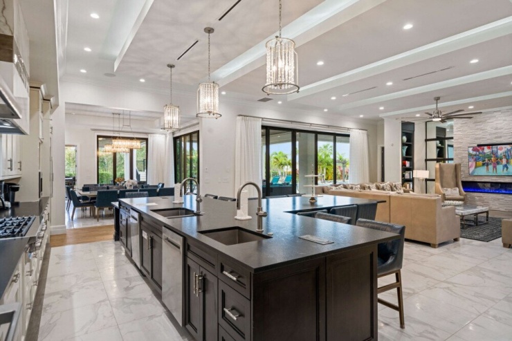 Khu bếp có hệ thiết bị hiện đại dành cho nhu cầu nấu nướng, quây quần của gia đình đông người.
