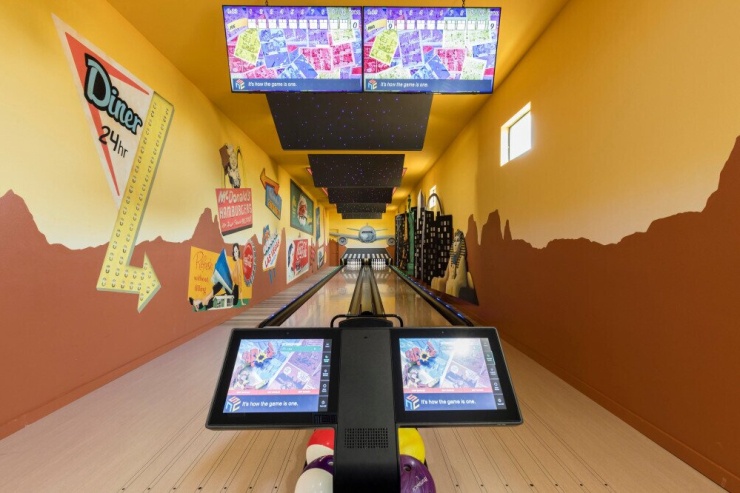 Khu bowling gồm hai làn chơi đặt trong phòng riêng, tích hợp màn hình chấm điểm và hệ thống trả bóng tự động. Bên ngoài là quầy bar nhỏ với tivi, tủ lạnh và bàn ghế cao, phục vụ nhu cầu nghỉ giữa các lượt chơi.