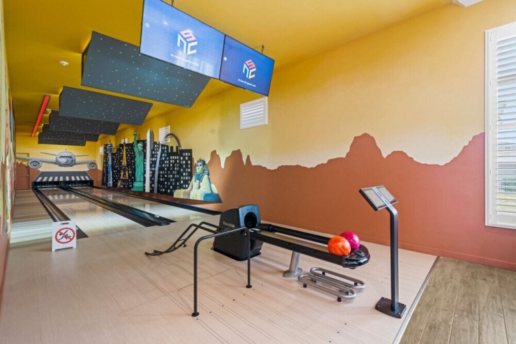 Khu bowling gồm hai làn chơi đặt trong phòng riêng, tích hợp màn hình chấm điểm và hệ thống trả bóng tự động. Bên ngoài là quầy bar nhỏ với tivi, tủ lạnh và bàn ghế cao, phục vụ nhu cầu nghỉ giữa các lượt chơi.