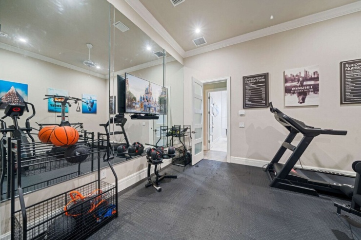 Biệt thự còn có phòng gym, khu spa với phòng xông hơi riêng. Các tiện ích được phân tán theo từng tầng, hạn chế tập trung đông người tại một khu vực.
