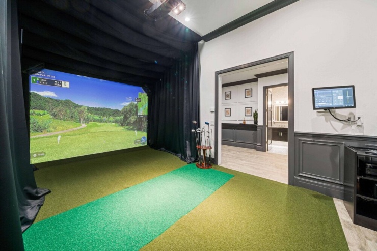 Khu mô phỏng golf được trang bị màn chiếu lớn, thảm cỏ nhân tạo, bộ gậy và màn hình điều khiển, cho phép người dùng luyện tập trong nhà. Sân bóng rổ trong nhà dùng sàn gỗ, vạch kẻ tiêu chuẩn và tường ốp đệm màu xanh để giảm va chạm.
