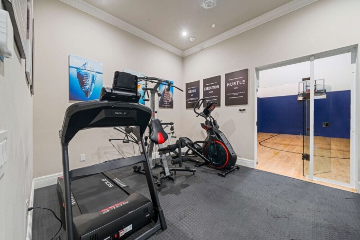 Biệt thự còn có phòng gym, khu spa với phòng xông hơi riêng. Các tiện ích được phân tán theo từng tầng, hạn chế tập trung đông người tại một khu vực.