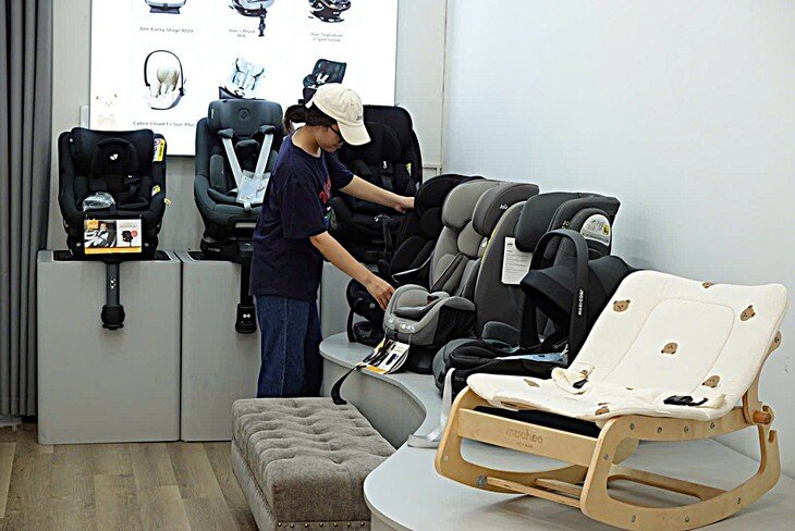 Càng gần ngày 1/7, ghế an toàn cho trẻ em càng hút khách. Nhiều phụ huynh sẵn sàng chi tiền triệu để trang bị cho con.