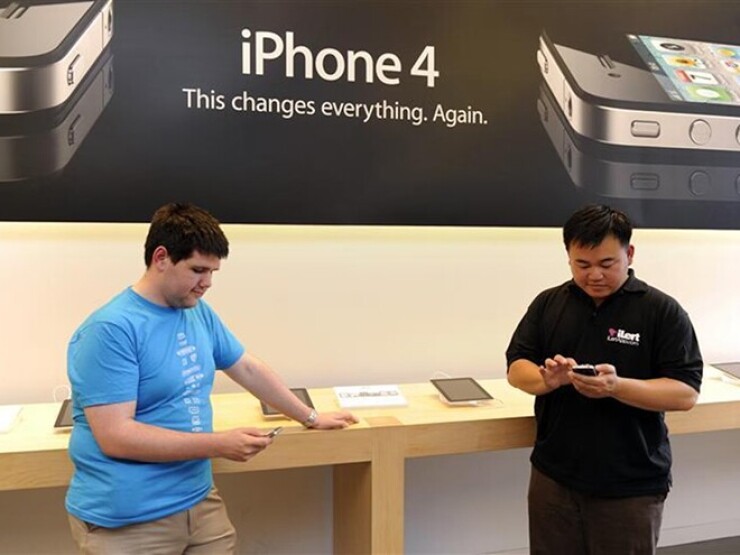Kỷ lục 15 năm của iPhone 4 sắp bị iPhone 17 xô đổ