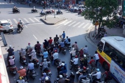 Dừng chờ đèn đỏ ở bóng râm mà không sát vạch có thể dính phạt nặng, tài xế lưu ý