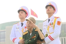 Anh hùng La Văn Cầu - vị Đại tá duy nhất chào điều lệnh bằng tay trái
