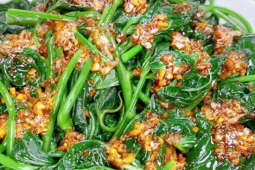 Loại rau ngọt hơn cải bó xôi, đậm dà hơn diếp xoăn, mọc đầy vườn xưa, làm cách này ngon hơn thịt