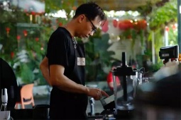 Rẽ hướng từ công việc văn phòng để làm chủ quán café kết hợp bán xổ số Vietlott