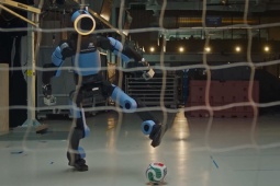 Robot nhân hình Trung Quốc ra sân, tái hiện cú sút phạt đền của Messi và Ronaldo
