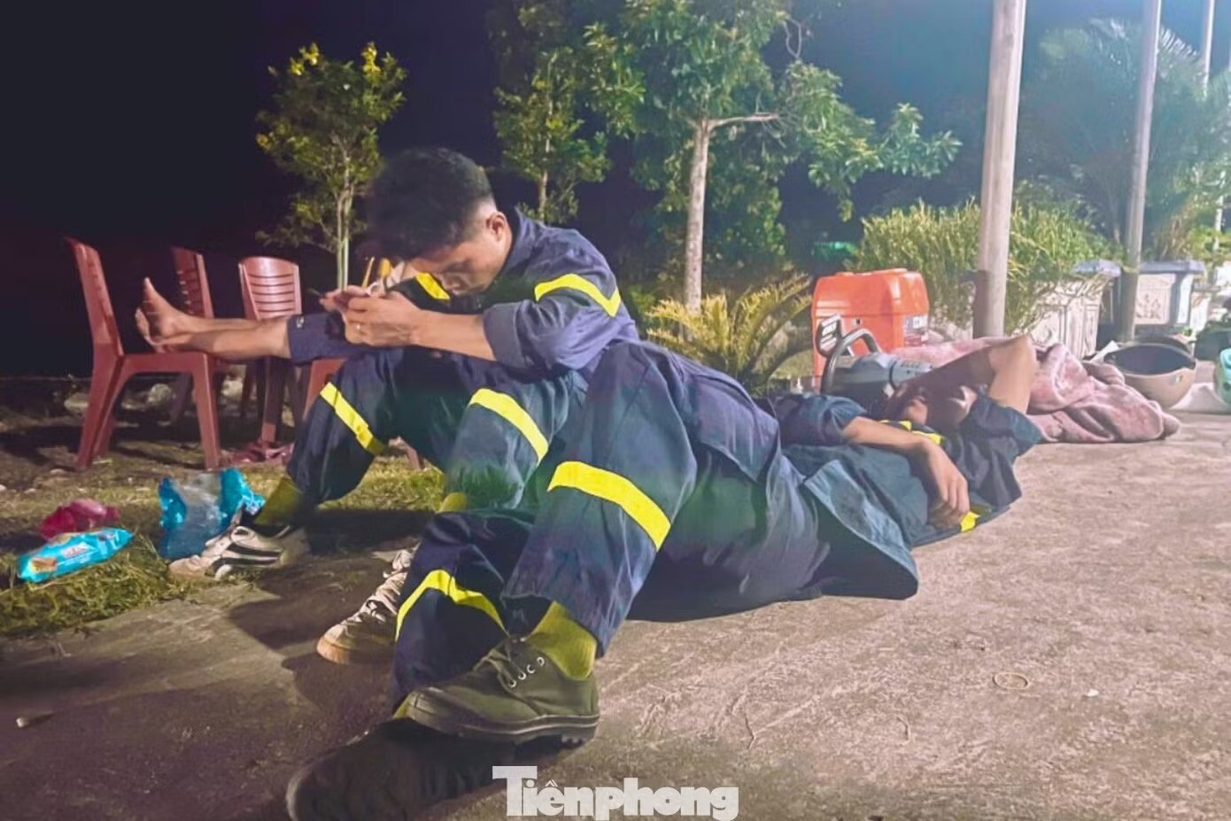 Chiến sĩ Cảnh sát PCCC và CNCH Nghệ An tranh thủ ngả lưng sau hàng chục giờ dồn sức chữa cháy.