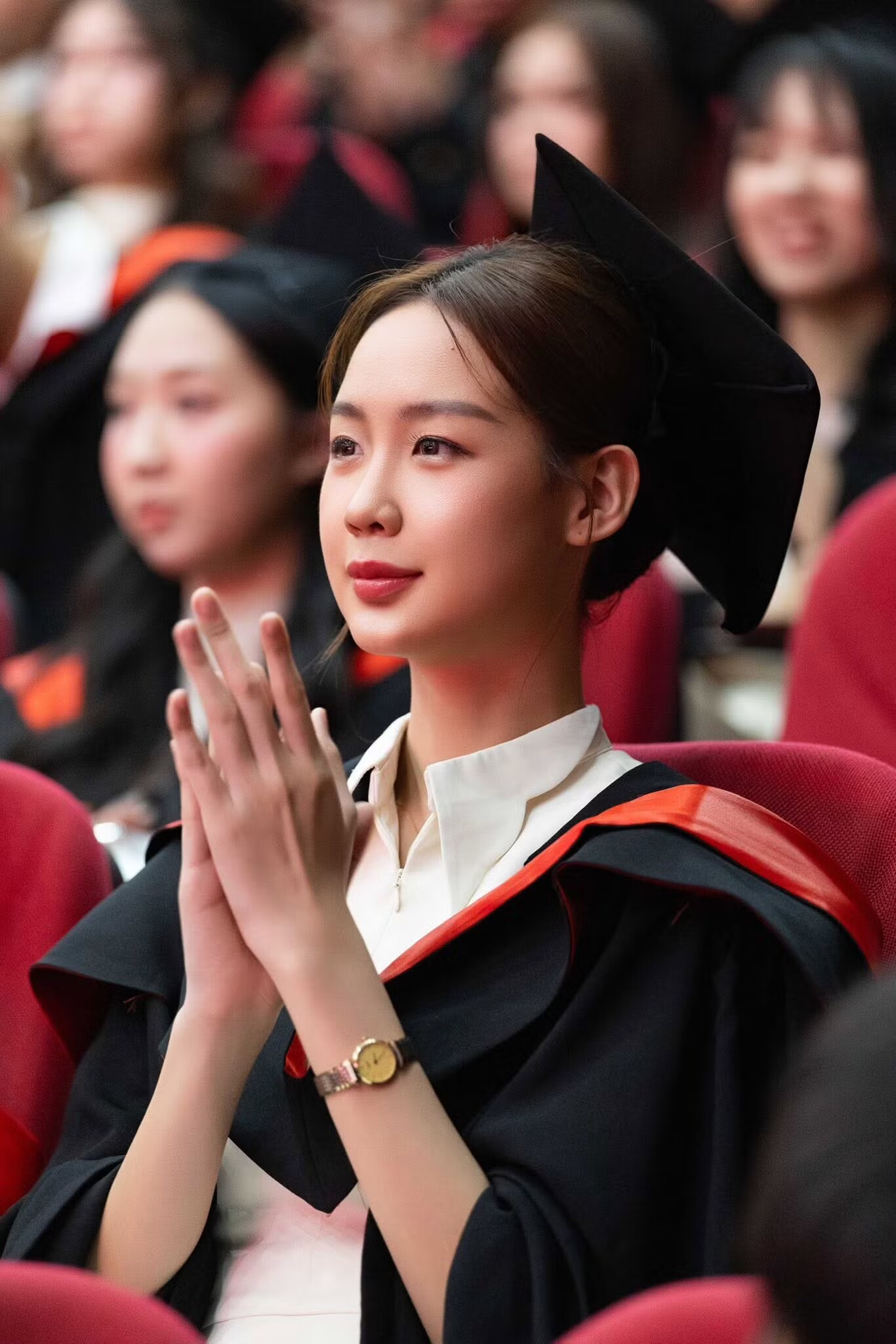 Hoa hậu Lê Nguyễn Bảo Ngọc nhận bằng tốt nghiệp đại học loại giỏi của Trường Đại học Quốc tế - Đại học Quốc gia TPHCM.