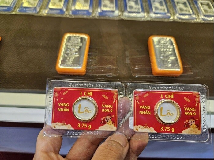 Giá vàng, bạc trong nước rớt thảm