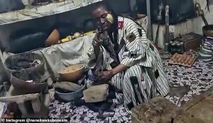 Pháp sư Bonsam người Ghana tuyên bố hoá giải cho Harry Kane.