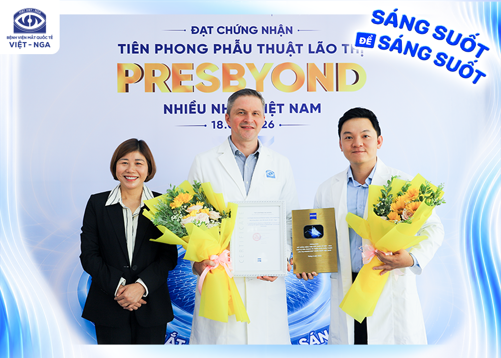 Đại diện Bệnh viện Mắt Quốc tế Việt - Nga nhận Chứng nhận phẫu thuật điều trị lão thị bằng công nghệ ZEISS PRESBYOND® nhiều nhất Việt Nam