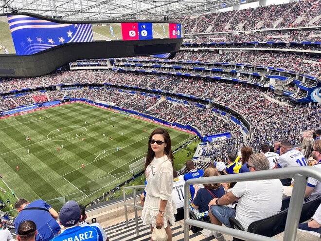 Đi xem World Cup 2026, NSƯT Kiều Anh khoe sắc trên đất Mỹ - 2