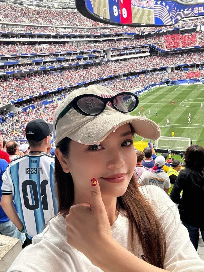 Đi xem World Cup 2026, NSƯT Kiều Anh khoe sắc trên đất Mỹ - 1